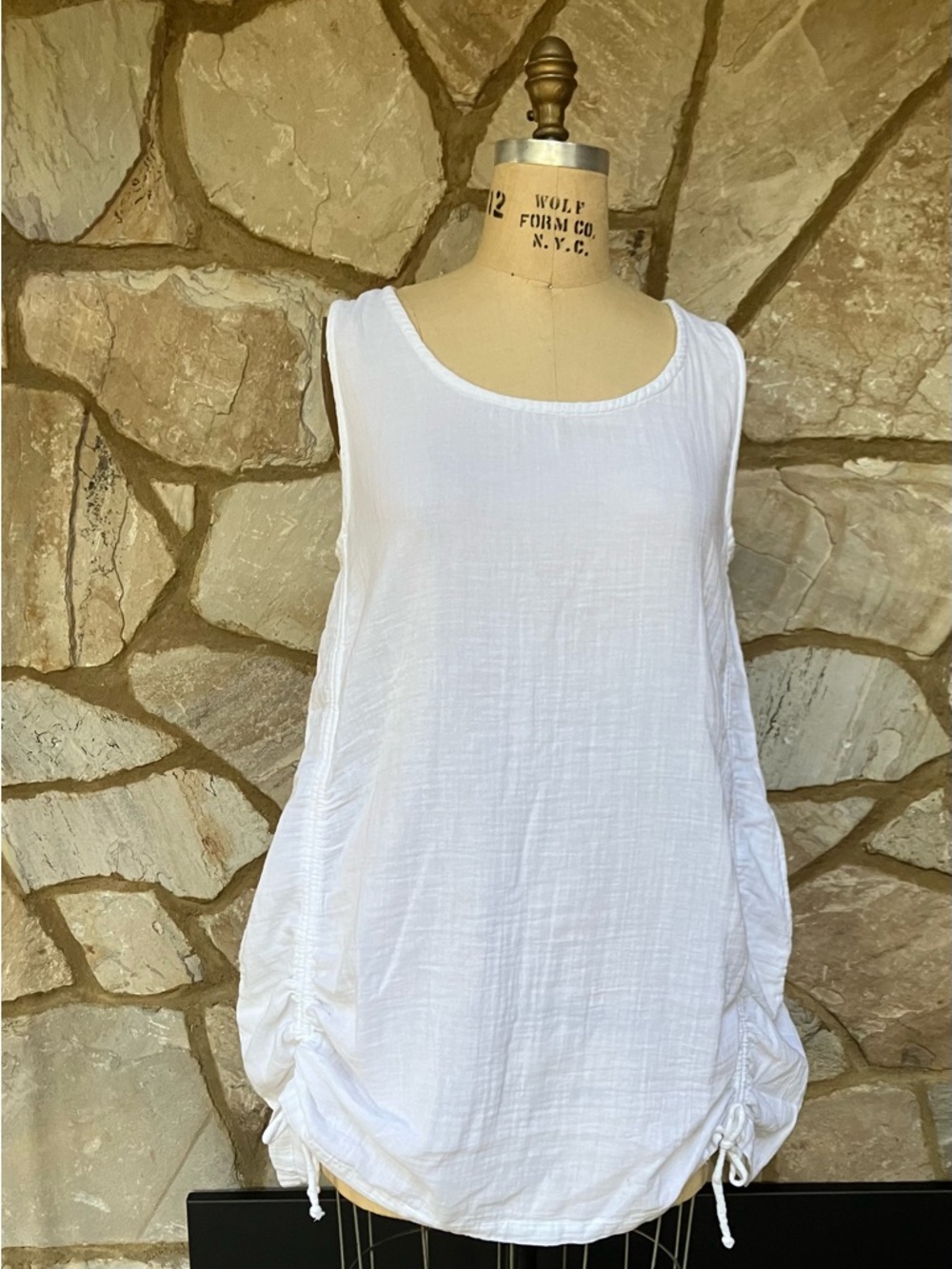 Tulip brand Women’s White Scoop Neck Sleeveless Tunic Top